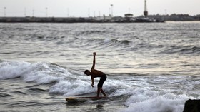 Musim Hujan Bukan Halangan untuk Surfing di Bali