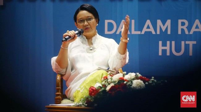 Usai kunjungan diplomasi di Myanmar, Menlu RI Retno Marsudi terbang ke Bangladesh untuk berdiplomasi terkait nasib pengungsi etnis muslim Rohingya di sana.