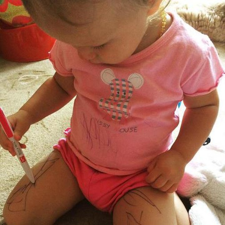 <span style="color: #222222; font-family: arial, sans-serif; font-size: 12.8px;">Mencoreti tubuhnya menggunakan pulpen. Si kecil di rumah begini juga, Bun? (Foto: Instagram @luciekorinkova)</span>