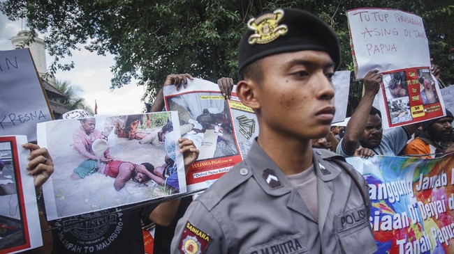 Bentrok di Deiyai, Papua, menewaskan satu warga akibat tertembak peluru aparat. Empat anggota Polri dianggap bersalah dan diwajibkan minta maaf.