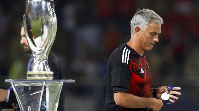 Adedeji Odumboni tengah bersedih karena Manchester United kalah namun kemudian ia mendapat hadiah hiburan berupa medali dari Jose Mourinho.