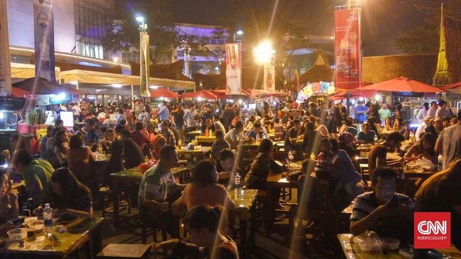 Pekan pertama di bulan November 'diwarnai' dengan hujan di beberapa daerah di Indonesia, namun tensi keriaan tetap terjaga.