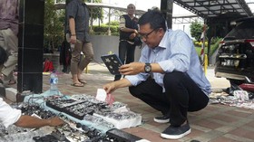 Kala Menpora Belanja Kacamata di 'Pasar Jongkok'