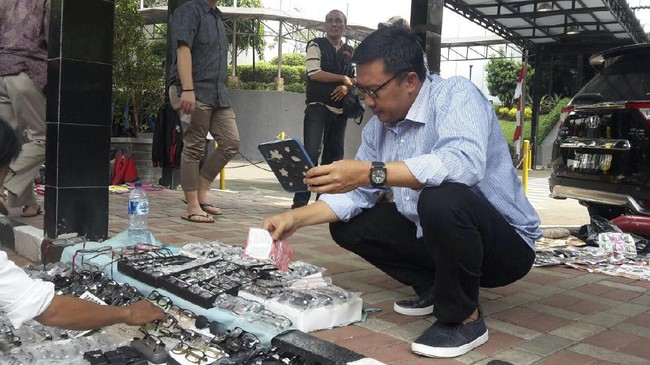 Menpora RI, Imam Nahrawi, tampak asyik berbelanja kacamata di 'Pasar Jongkok' pelataran Masjid Al Muwahidin, Jumat (11/8).