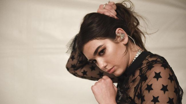 Penggemar Taylor Swift mengirim ancaman kematian kepada Dua Lipa setelah penyanyi asal Inggris itu mengaku mengidolakan Kanye West.