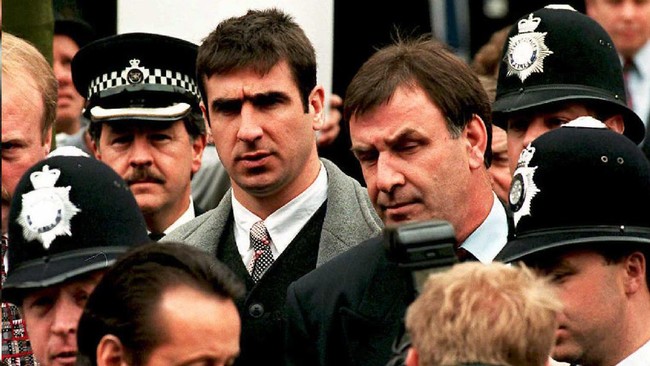Manchester United's French soccer star Eric Cantona (C-L) departs  Croydon Crown Court in London 31 March after his appeal against a two-week-jail sentence for assaulting a Crystal Palace fan 25 January. Cantona's appeal against the jail sentence was allowed, and a Community Service order of 120 hours was substituted.
AFP PHOTO / AFP PHOTO / GERRY PENNY