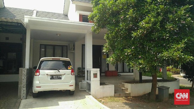 Terduga teroris Serpong menyewa rumah seharga sekitar Rp35 juta per tahun dan di garasinya terdapat satu unit sepeda motor dan dua mobil jenis pick up dan SUV.
