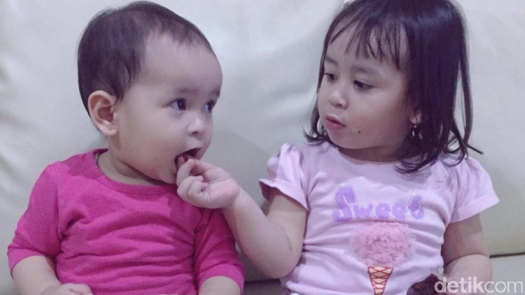 Pernah nggak Bun melihat anak mau berbagi sama temannya, tapi kok sama adik atau kakaknya pelit banget ya?
