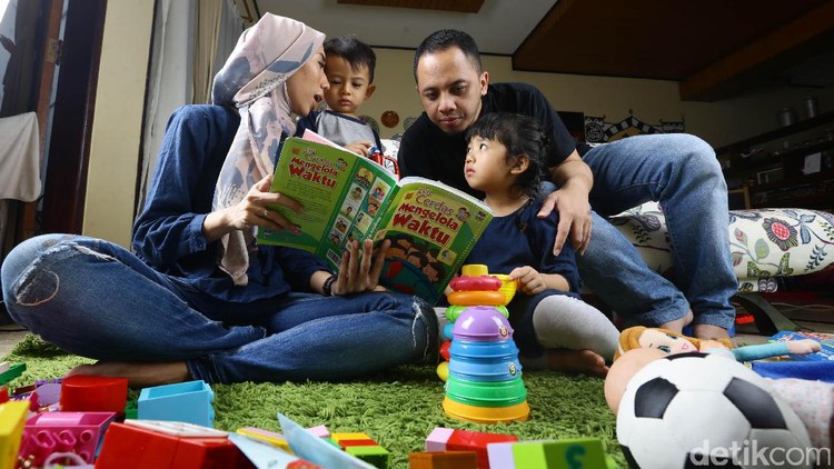 Anak sudah bisa baca buku cerita, tapi bukan berarti kita harus stop baca cerita bareng mereka lho.