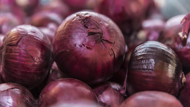 Pengamat Pertanian Dwi Andreas Santosa meminta pemerintah mewaspadai importasi bawang merah 'berkedok' bombai karena akan merusak harga dan pasar.