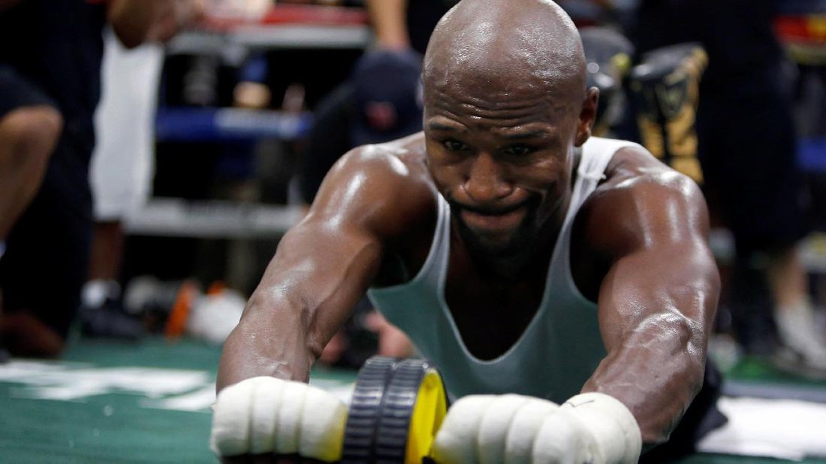 FOTO: Mayweather Unjuk Kekuatan Jelang Lawan McGregor