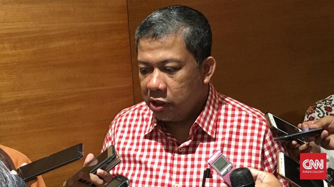 Fahri Hamzah menyebut KPK panik menghadapi praperadilan yang diajukan Ketua DPR Setnov. Selain itu, KPK seperti takut menghadapi praperadilan.