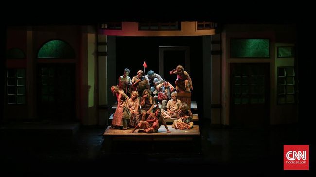 Lakon ke-149 dari Teater Koma berjudul Warisan, bercerita tentang si kaya dan si miskin di sebuah rumah jompo dengan jurang pemisah nan terjal.