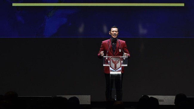 AHY mengikuti jejak sang ayah, SBY ke ranah politik. Sikap yang kaku, ternyata masih terlihat pada sosok mantan kandidat Gubernur DKI Jakarta itu.