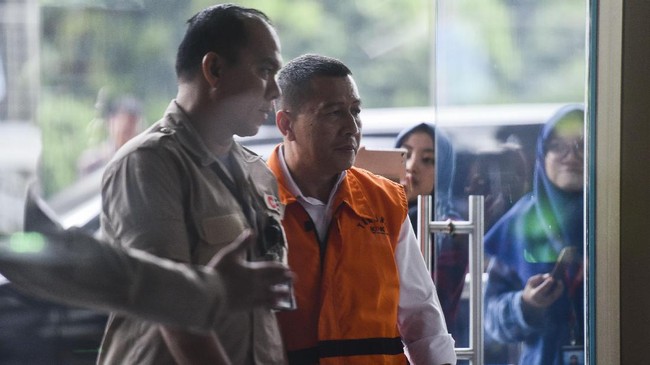 Majelis Hakim akan membacakan vonis terhadap bekas atase imigrasi KBRI Malaysia Dwi Widodo. Dwi sebelumnya dituntut jaksa dengan pidana lima tahun penjara.