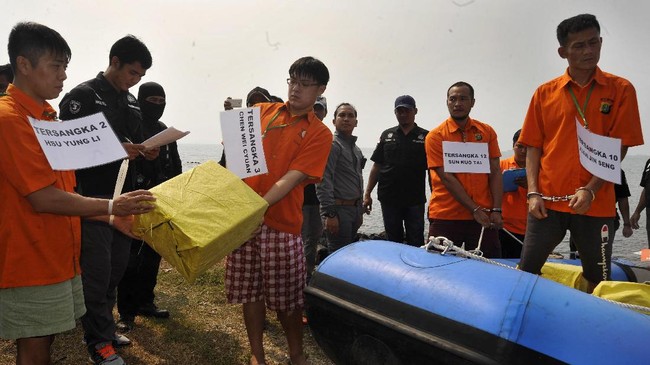 BNN menangkap lima orang penyelundup sabu 11,4 kilogram asal Negeri Jiran di perbatasan Indonesia-Malaysia. Operasi penangkapan berlangsung selama dua hari.