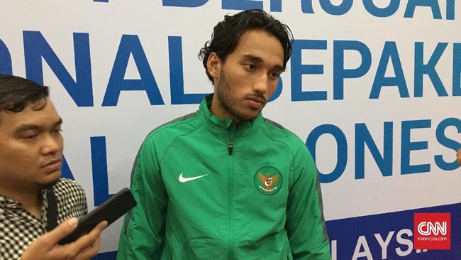 Ezra Walian mengatakan ayahnya, Glenn, akan mengurus semua negosiasi dengan West Ham United. Untuk saat ini fokus Ezra hanya untuk Timnas Indonesia U-22.