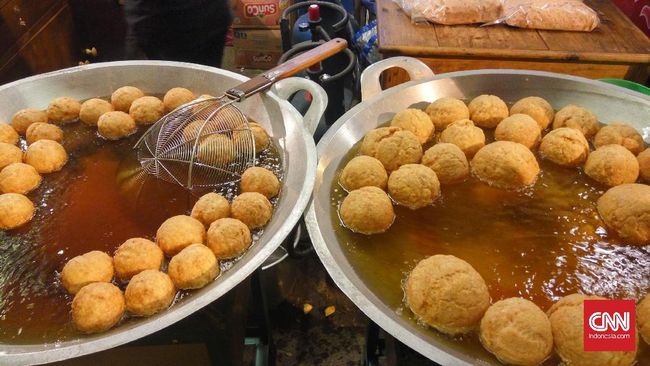 Berbeda dari bakso pada umumnya, bakso goreng gajah yang dibuat dari daging ayam dan udang berukuran jumbo menjadi menu favorit di Festival Kuliner Serpong.