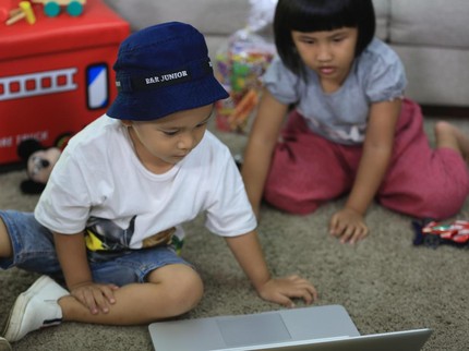 Begini Dampaknya Jika Anak Terbiasa Makan Sambil Main Gadget