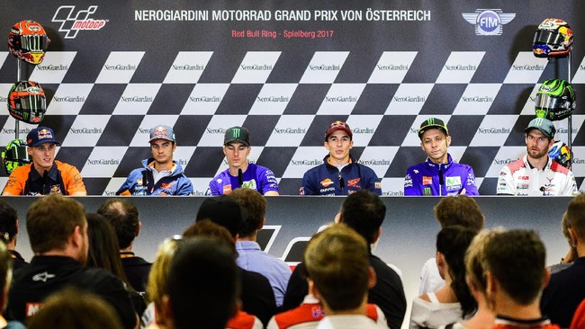 Konferensi pers jelang balapan GP Austria di Red Bull Ring, Kamis (10/8), diwarnai insiden lucu melibatkan Valentino Rossi dengan eks rivalnya: Sete Gibernau.