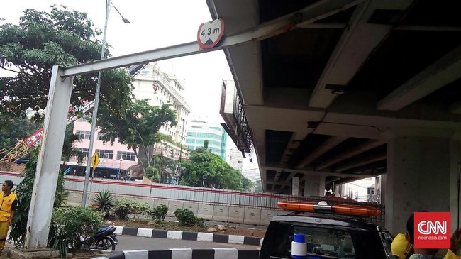 Jalan layang (flyover) Tendean sekilas tampak retak dan mengkhawatirkan saat dilintasi, tapi pihak Dinas Bina Marga DKI Jakarta menegaskan itu bukan kerusakan.