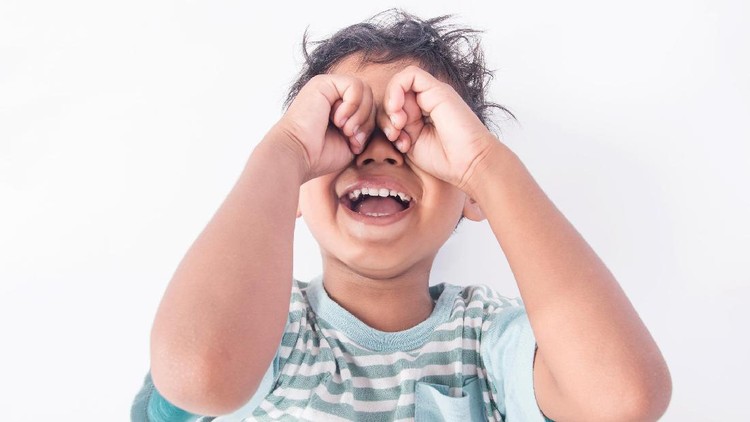 Ayah ini melakukan hal yang luar biasa pada anaknya yang tantrum. Apa itu?