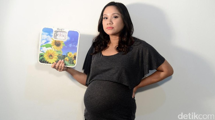Kalau Bunda obesitas saat hamil, risiko bayi mengalami cacat lahir meningkat lho.