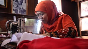 Kunjungi Rumah Fatmawati, Menteri Khofifah Jahit Sang Saka