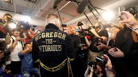FOTO: Giliran Conor McGregor Pamer Kekuatan