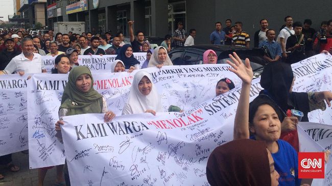Luluh Lantak Kritik Konsumen Dihajar Korporasi Kritik dari konsumen kerap ditanggapi dengan langkah represi oleh korporasi. Kriminalisasi dilakukan untuk membungkamnya.