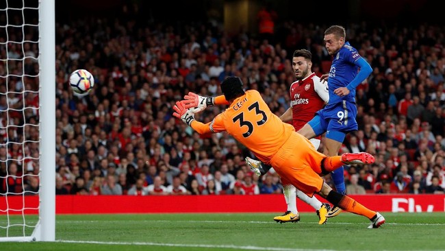 Duel sengit di Stadion Emirates, Sabtu (12/8) dini hari WIB. Tuan rumah Arsenal dipaksa bermain imbang 2-2 oleh Leicester City di babak pertama.