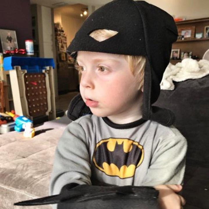 <p> Ketika Batman sedang berpose jadinya begini nih, duh serius banget posenya. (Instagram: @scorpiodog305)</p>