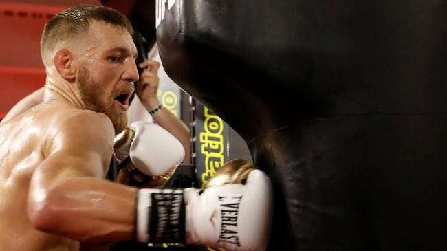 Meski tak mengantongi pengalaman di dunia tinju, Conor McGregor menyatakan punya trik kejutan untuk menundukkan Floyd Mayweather Jr.