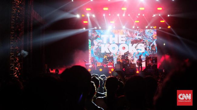 Makin banyak festival musik yang digelar di luar ruangan di Indonesia. Meski berisiko lebih tinggi, festival jenis ini ternyata dinilai lebih memikat massa.