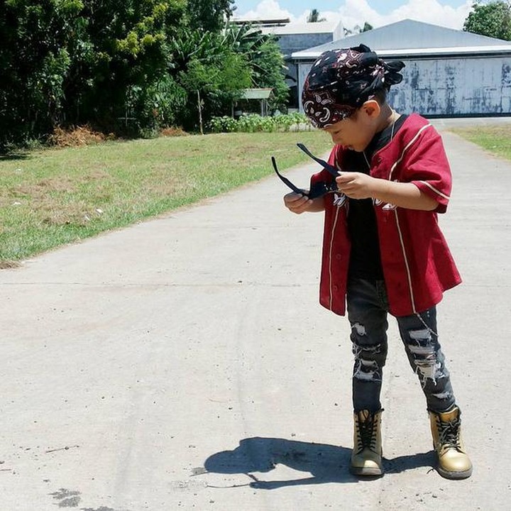 <span style="color: #222222; font-family: arial, sans-serif; font-size: 12.8px;">Rock star abis gayanya. Kira-kira kalau si kecil bergaya seperti ini cocoknya diajak kemana ya? (Foto: Instagram @prince_reign39)</span>