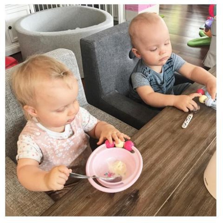 <div style="color: rgb(34, 34, 34); font-family: arial, sans-serif; font-size: 12.8px;">Yang satu lagi makan, yang satu lagi main. Lucu ya, Bun. (Sumber: Instagram/ @helene_twinmom)</div>