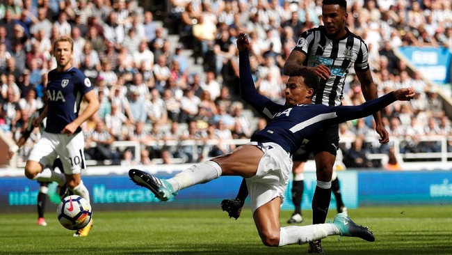 Tottenham Hotspur memetik tiga poin atas Newcastle yang harus bermain dengan 10 pemain di St James' Park, Minggu (13/8).