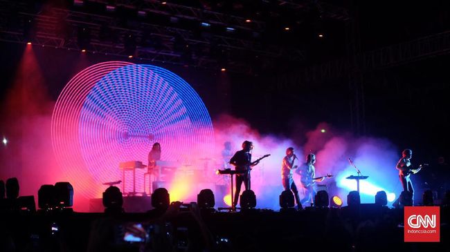 Menandai kedatangannya kembali ke Jakarta, band rock asal Perancis, Phoenix turut menjadi salah satu pengisi utama gelaran We The Fest 2017 hari ke-2.