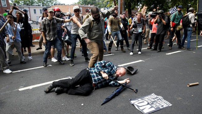 Bentrok yang meletus di Charlottesville pada Sabtu (12/8) mengorbankan tiga nyawa, satu karena tabrakan mobil dan dua lagi kecelakaan helikopter.
