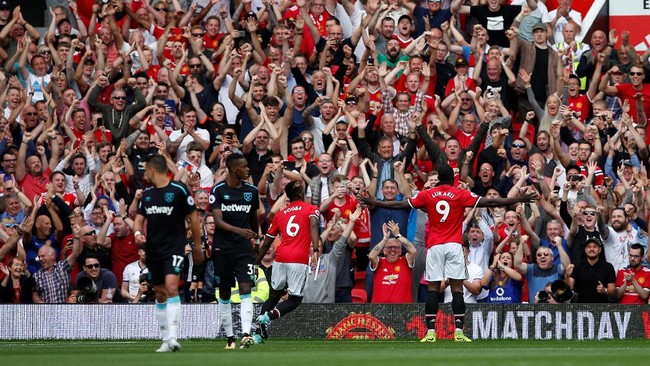 Keputusan Manchester United untuk merekrut Romelu Lukaku dengan banderol tinggi tak sia-sia. Ia mencetak dua gol ke gawang West Ham United di Old Trafford.