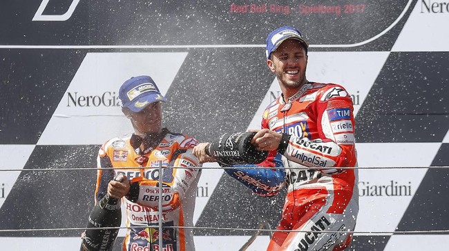 Andrea Dovizioso dan Marc Marquez nyaris bertubrukan di tikungan terakhir. Hal itu hampir saja membuat Dani Pedrosa mendapat 'durian runtuh'.