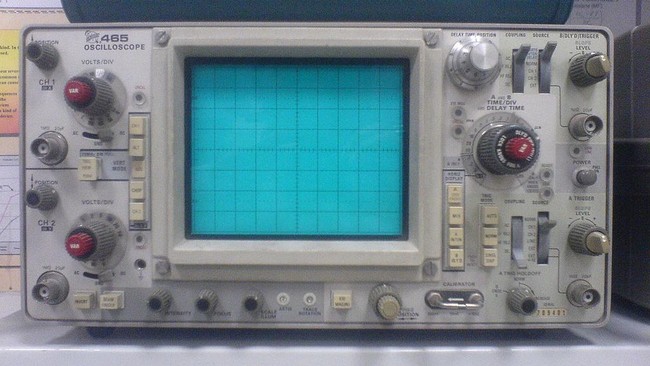 Tak banyak yang bisa mengoperasikan osiloskop. Indah kemudian membuat simulator untuk mempelajarinya.