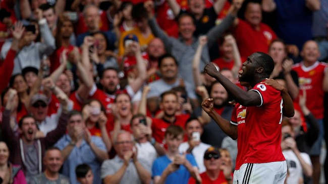 Manchester United untuk sementara unggul 1-0 atas tamunya West Ham United. Gol tunggal Red Devils dicetak oleh striker anyar Romelu Lukaku di menit ke-33.