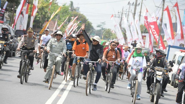 Menpora Imam Nahrawi meramaikan Gowes Pesona Nusantara (GPN) 2017 di Blitar dengan mengendarai sepeda onthel.