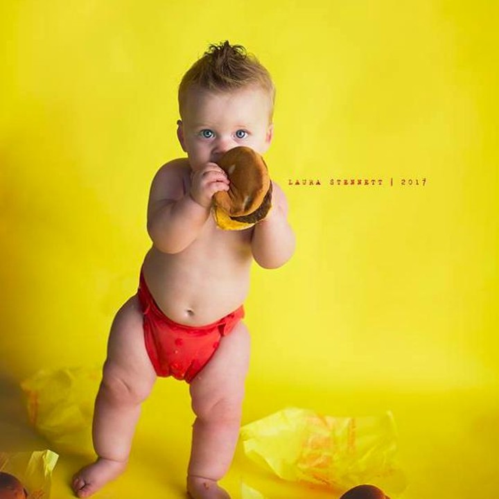 <span style="color: #222222; font-family: arial, sans-serif; font-size: 12.8px;">Burger ini properti kok. Jadi, Liam nggak memakannya semua. (Foto: Facebook/ Laura Stennett Photography)</span>