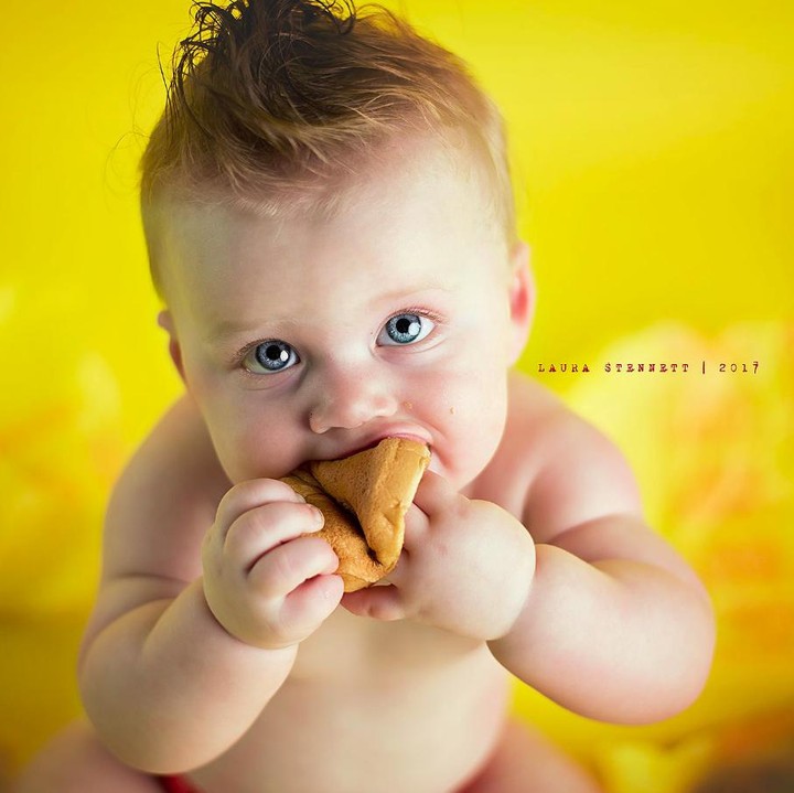 <span style="color: #222222; font-family: arial, sans-serif; font-size: 12.8px;">Enak nggak roti burger-nya, Liam? (Foto: Facebook/ Laura Stennett Photography)</span>