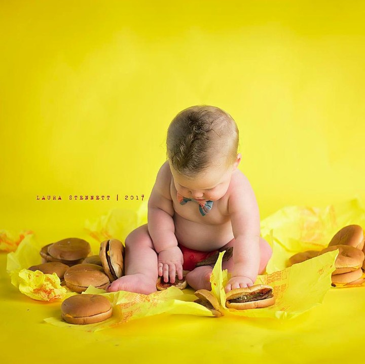 <span style="color: #222222; font-family: arial, sans-serif; font-size: 12.8px;">Liam serius banget sih mandangin cheeseburgernya. Penasaran ya? (Foto: Facebook/ Laura Stennett Photography)</span>
