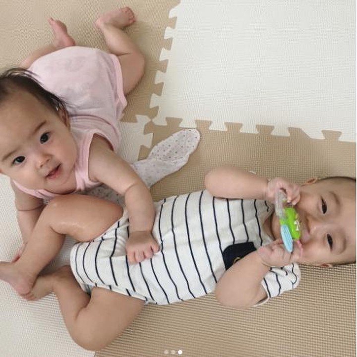 <span style="color: #222222; font-family: arial, sans-serif; font-size: 12.8px;">Kalau yang ini sama-sama sadar kamera. Dari kecil aja udah photogenic, nih. (Sumber: Instagram/ @lanikai.twins)</span>