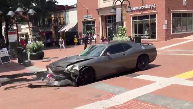 Satu orang meninggal dan 19 lainnya terluka saat sebuah mobil yang melaju kencang menabrak kerumunan kontra supremasi kulit putih di Charlottesville, Virginia.