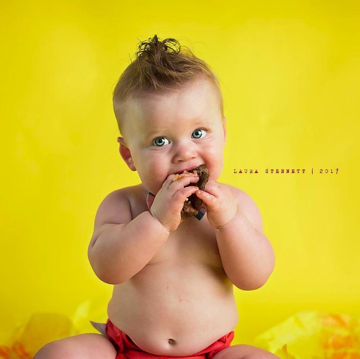 <span style="color: #222222; font-family: arial, sans-serif; font-size: 12.8px;">Biar tangan kotor sedikit, Liam enjoy banget sama cheeseburger-nya. (Foto: Facebook/ Laura Stennett Photography)</span>